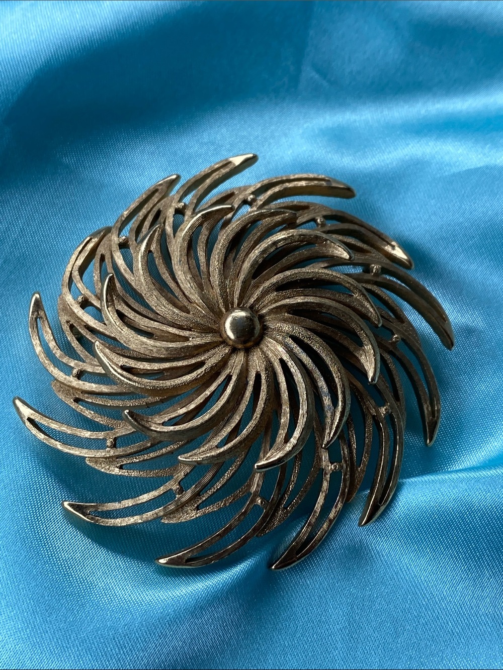 Vintage Signed Monet Large Gold tone Pinwheel style Brooch Pin
